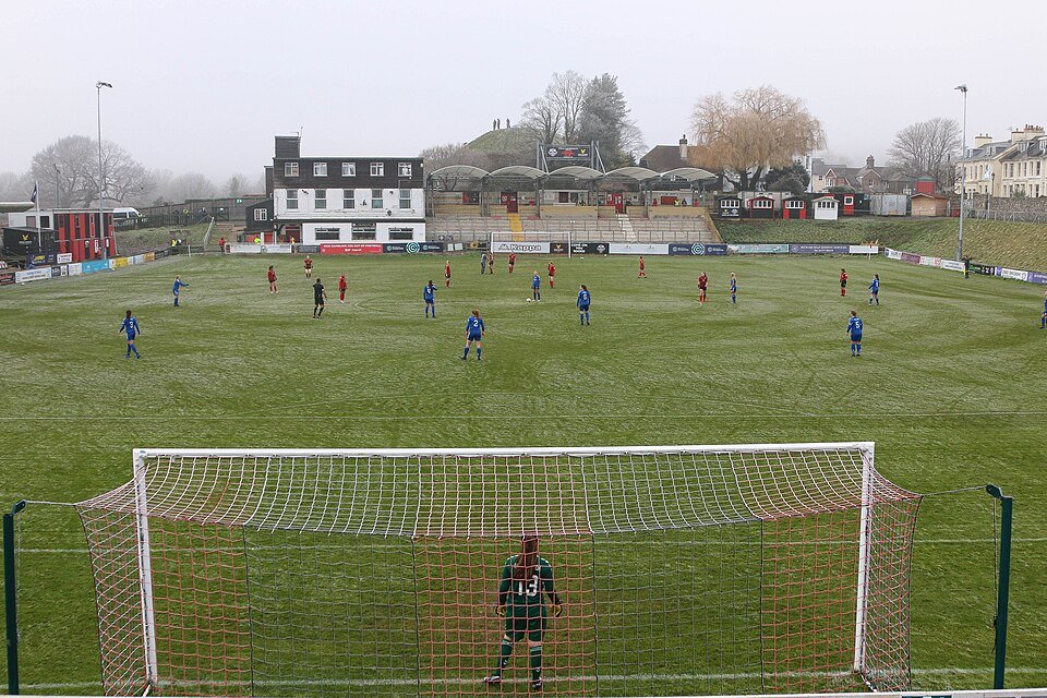 Lewes beat Whitehawk 1–0 with late winner at The Dripping Pan