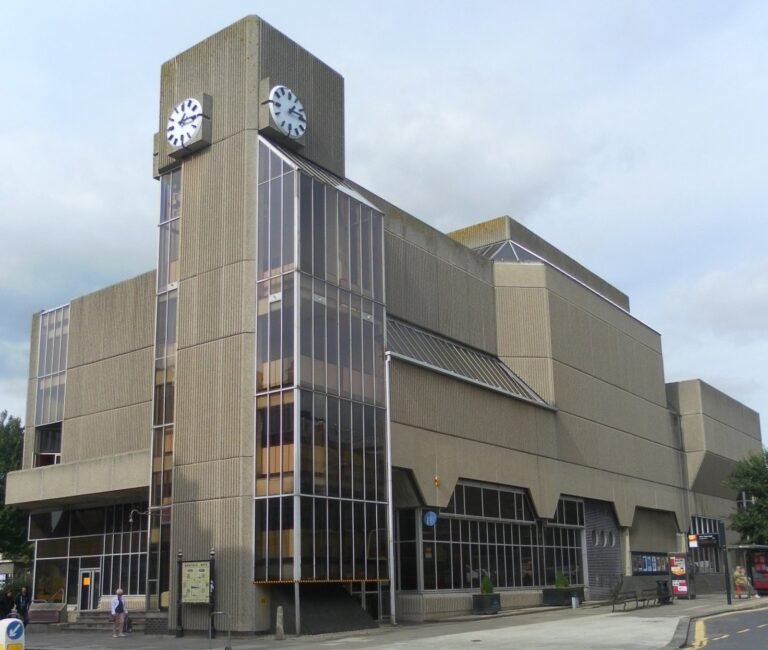 Hove Town Hall on Norton Road, venue for the 15 October 2026 cabinet budget meeting; archive photograph by Hassocks5489, CC0.